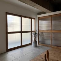 京都市上京区中町通丸太町下る駒之町561 の売買物件/バルコニー側はタイル張り。気兼ねなく植物に水やりも可能。右側収納内にはコンセントも仕込み済。