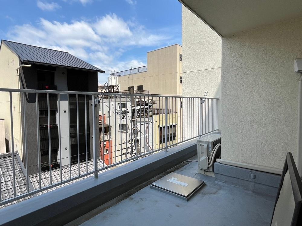 京都市上京区中町通丸太町下る駒之町561 の売買物件/バルコニーは少しゆったりめ