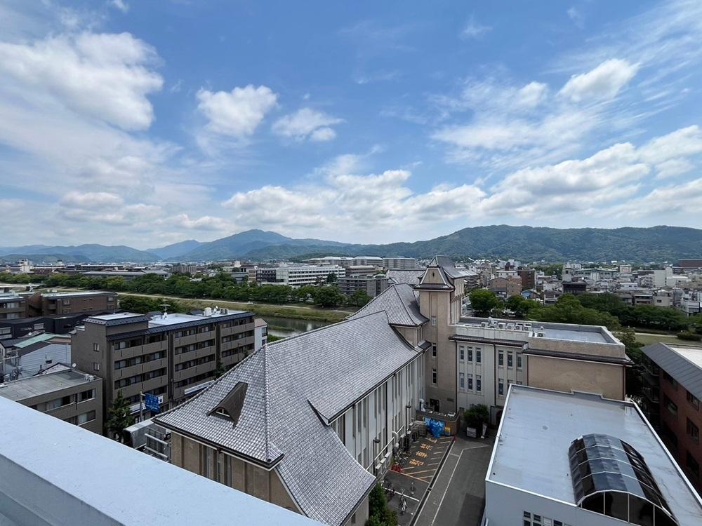 京都市上京区中町通丸太町下る駒之町561 の売買物件/屋上からは東山連峰が端から端まで望める。鴨川の水面もチラッと。