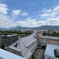 京都市上京区中町通丸太町下る駒之町561 の売買物件/屋上からは東山連峰が端から端まで望める。鴨川の水面もチラッと。
