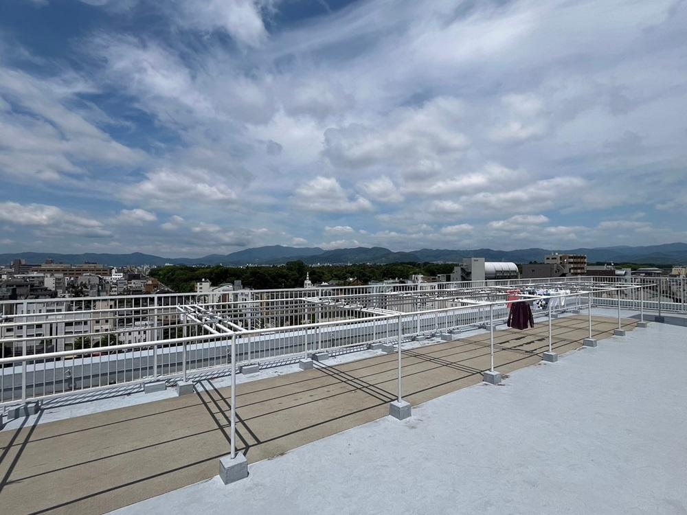 京都市上京区中町通丸太町下る駒之町561 の売買物件/西側もこの通り。晴れた日には屋上でしっかり天日干し