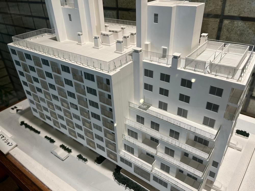 京都市上京区中町通丸太町下る駒之町561 の売買物件/設計は村野藤吾氏によるもの（エントランスにある模型）