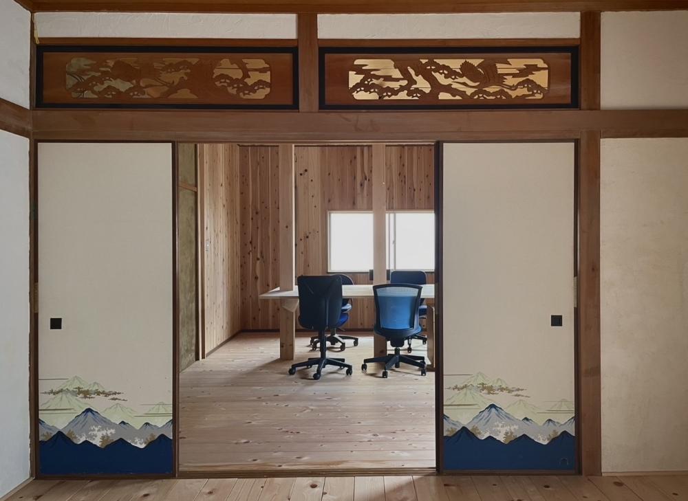 京都市中京区壬生天池町の賃貸物件/どこか懐かしさを感じるふすまと欄間、陽の光を和らげてくれる無垢の床が好きです。