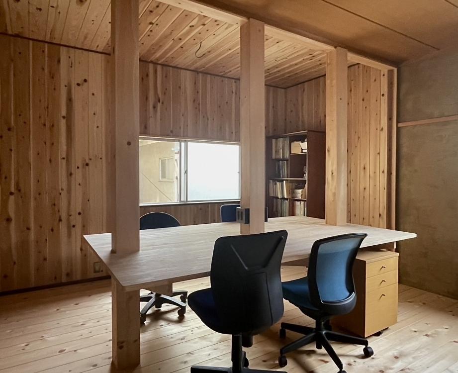 京都市中京区壬生天池町の賃貸物件/４人が座れるデスク。真ん中の柱にコンセントが８口あるのはありがたいです。