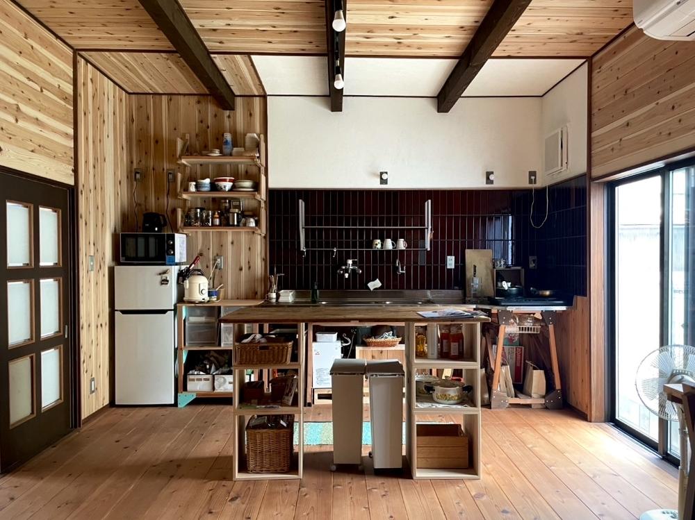 京都市中京区壬生天池町の賃貸物件/１階の共用キッチン。２階とは木材の違いもありますが、自然塗料のおかげでいい味出してくれます。