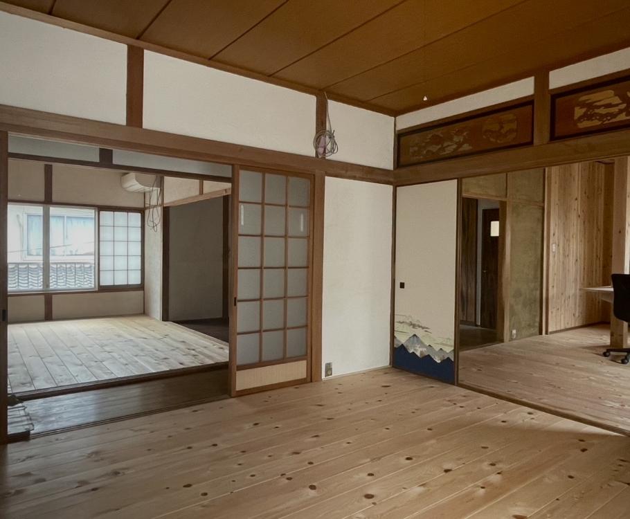 京都市中京区壬生天池町の賃貸物件/バルコニーに面したお部屋。全部屋開口部が大きいので心地良い光を取り入れてくれます。