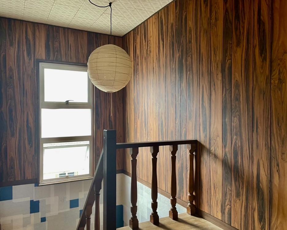 京都市中京区壬生天池町の賃貸物件/階段の壁紙、高い位置に大きく存在感のある開口部、かわいいデザインの照明、レトロな手すり全部良い。