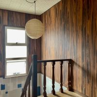 京都市中京区壬生天池町の賃貸物件/階段の壁紙、高い位置に大きく存在感のある開口部、かわいいデザインの照明、レトロな手すり全部良い。