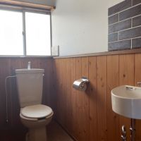 京都市中京区壬生天池町の賃貸物件/2F専用トイレは以前のまま再生使用ですが、そんな感じがしないほど清潔です。