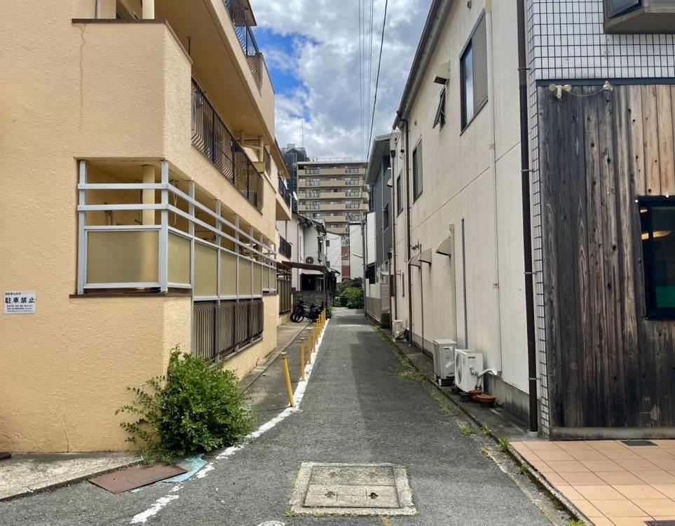 京都市中京区壬生天池町の賃貸物件/本物件の入口。車で前まで行けますが、駐車はできません。自転車、バイクは駐輪可能。