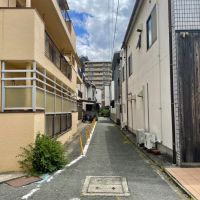 京都市中京区壬生天池町の賃貸物件/本物件の入口。車で前まで行けますが、駐車はできません。自転車、バイクは駐輪可能。