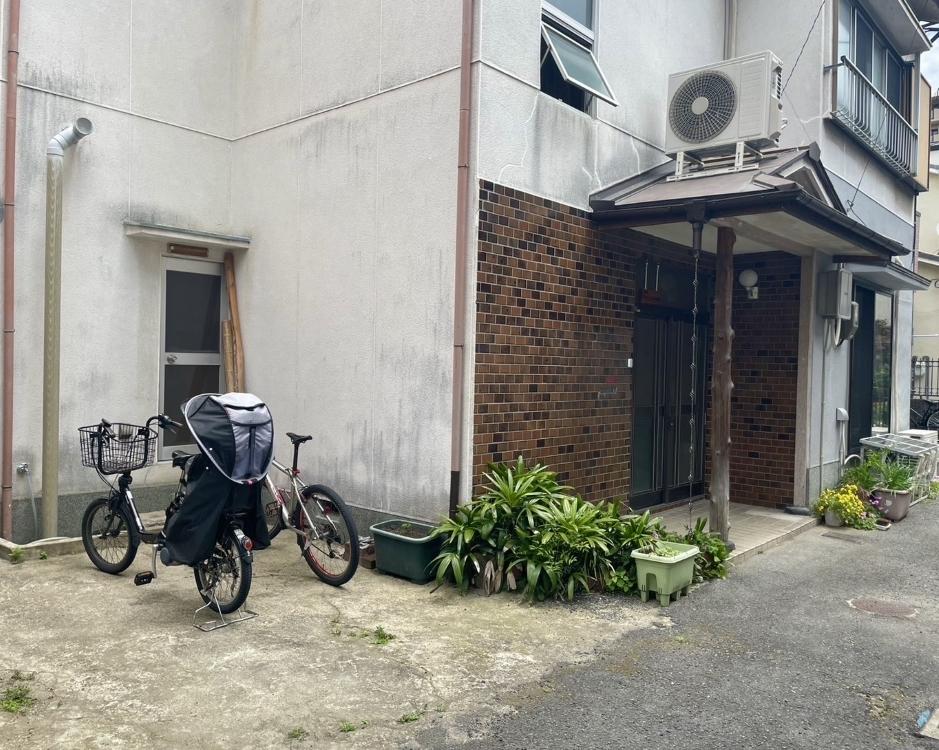 京都市中京区壬生天池町の賃貸物件/共用の駐輪スペースと味のあるタイル張りの玄関。１つ屋根の下、シェアしてみませんか？