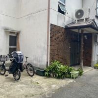 京都市中京区壬生天池町の賃貸物件/共用の駐輪スペースと味のあるタイル張りの玄関。１つ屋根の下、シェアしてみませんか？