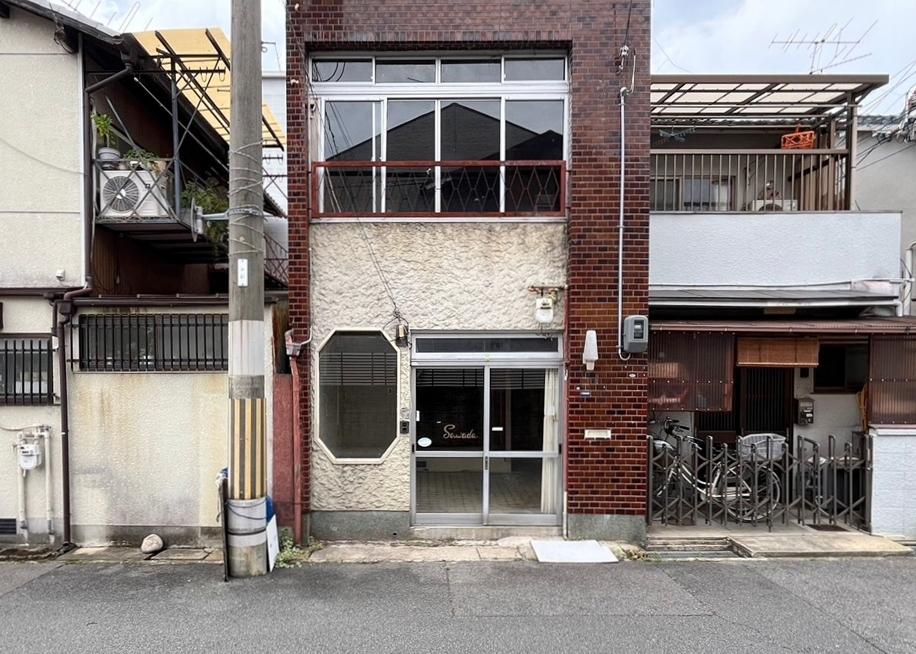 京都市左京区一乗寺木ノ本町の売買物件/コンパクトでキュートなファサードには元々蔦が這っていたそう