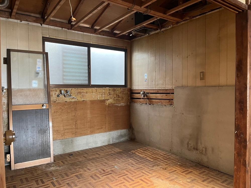 京都市左京区一乗寺木ノ本町の売買物件/1階一番奥の台所。この左手にトイレと浴室跡があります