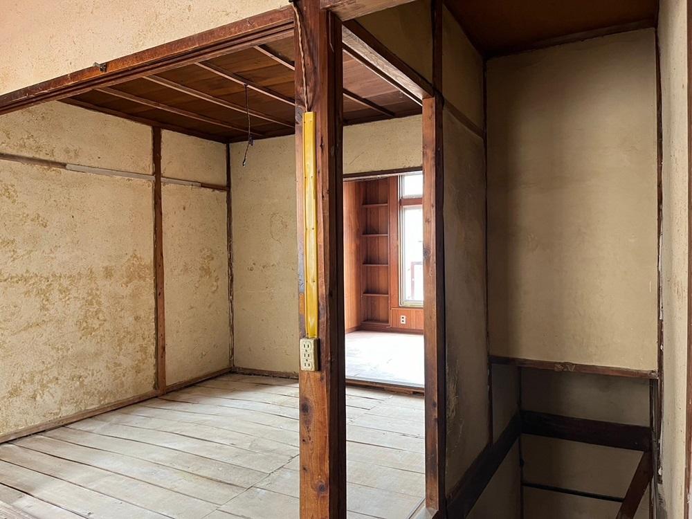 京都市左京区一乗寺木ノ本町の売買物件/比較的急勾配の階段を上がって2階へ