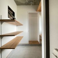 京都市北区衣笠東御所ノ内の売買物件/土間スペースは広く、収納も多いです。奥の通路は寝室につながります。