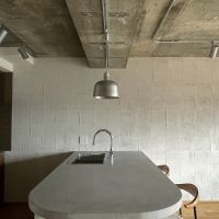 京都市北区衣笠東御所ノ内の売買物件/カウンターの曲線と壁の質感がかっこいい。