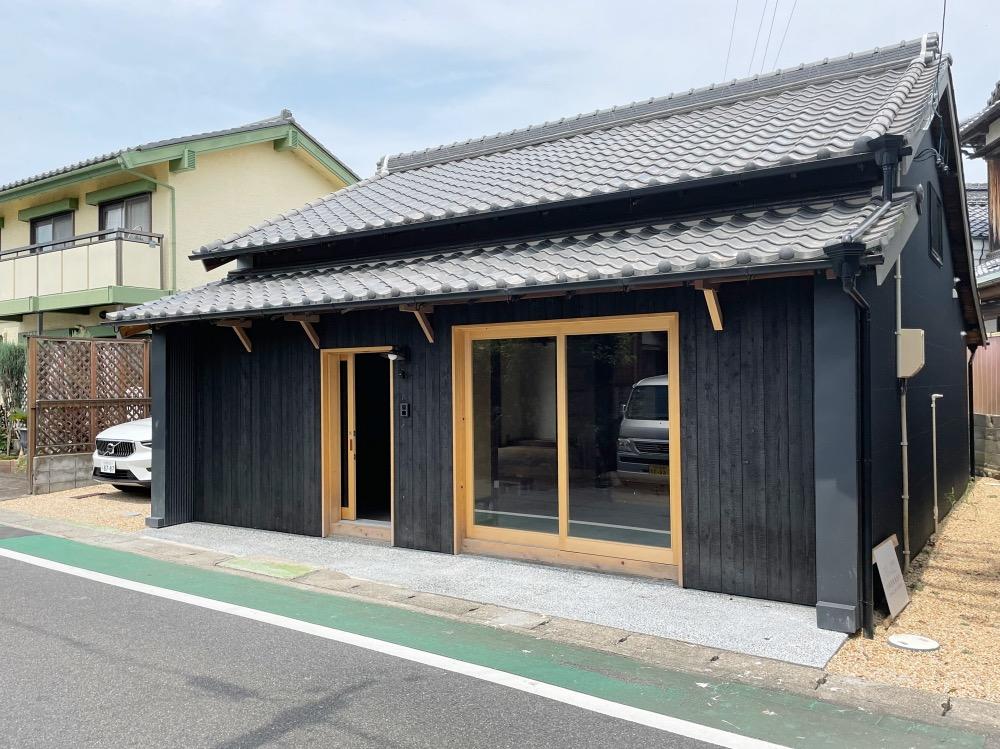 三重県鈴鹿市寺家3丁目の売買物件/街道と建物の位置関係はこのような形、奥に車もゆったりと停まるスペースも。