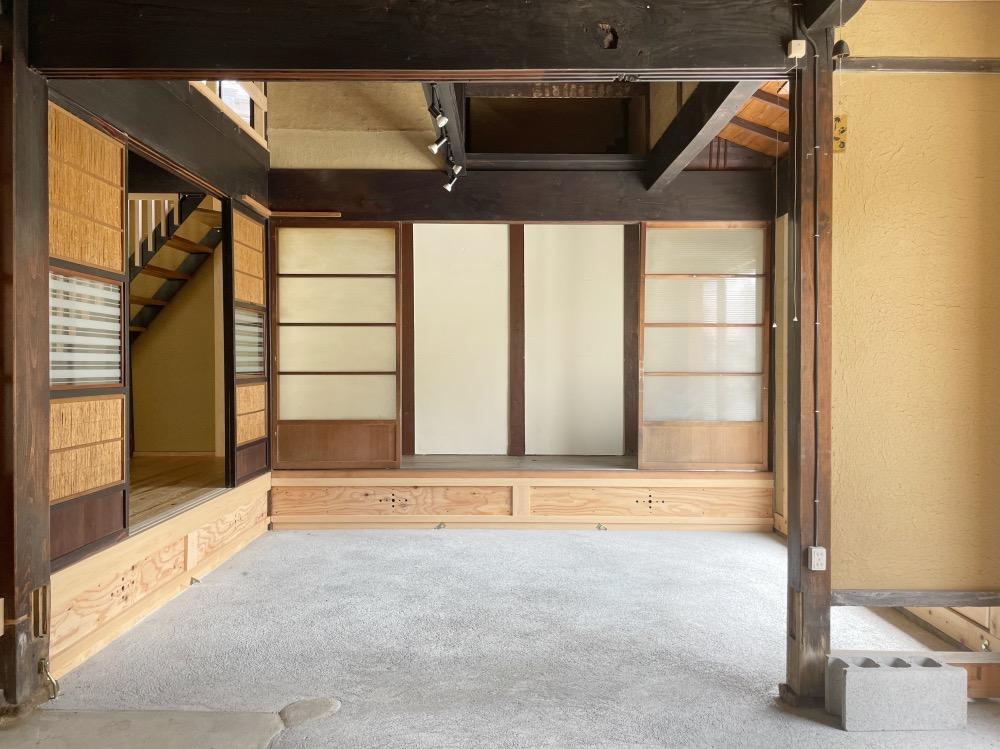 三重県鈴鹿市寺家3丁目の売買物件/約14帖の土間スペース。