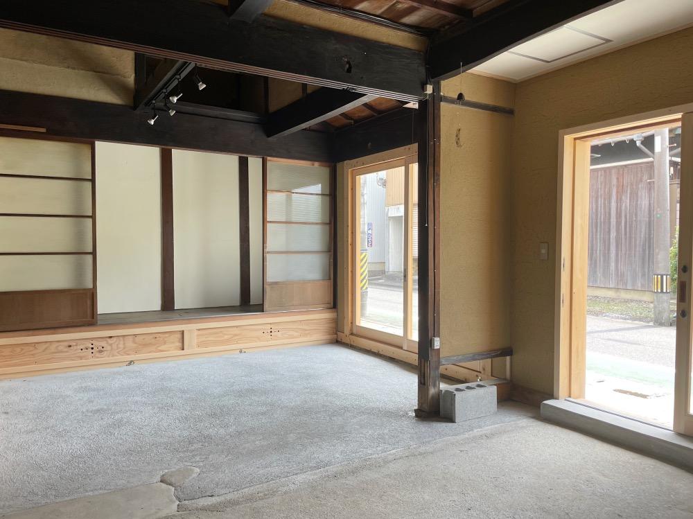 三重県鈴鹿市寺家3丁目の売買物件/室内から街道を見るとこの形になります。