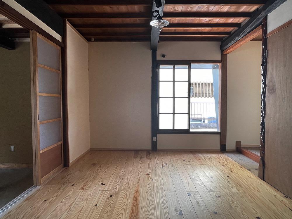 三重県鈴鹿市寺家3丁目の売買物件/床の間のある一室も風合いをそのままに。