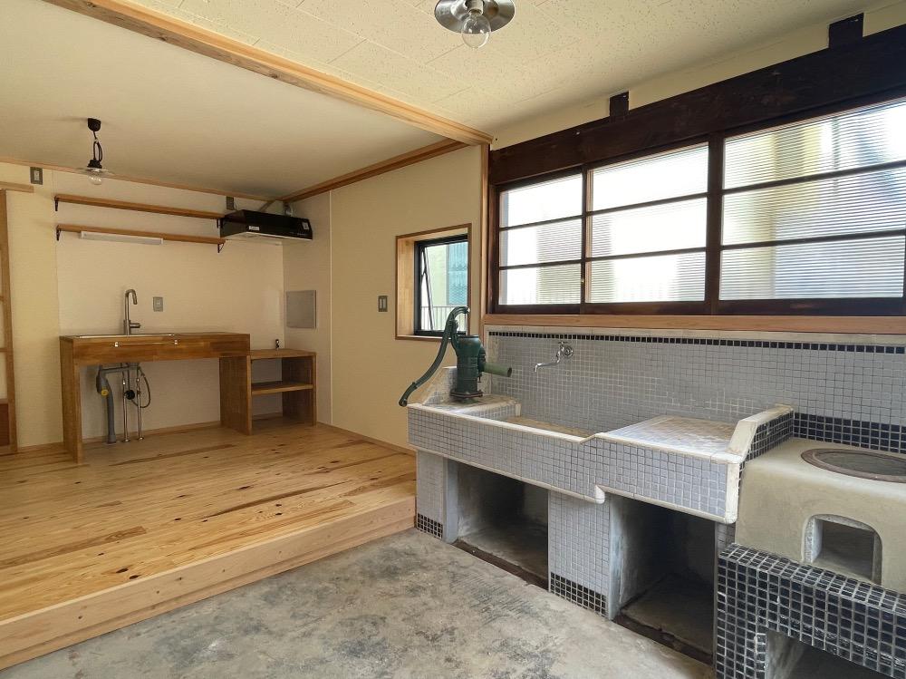 三重県鈴鹿市寺家3丁目の売買物件/奥に入るとキッチンダイニングスペース。