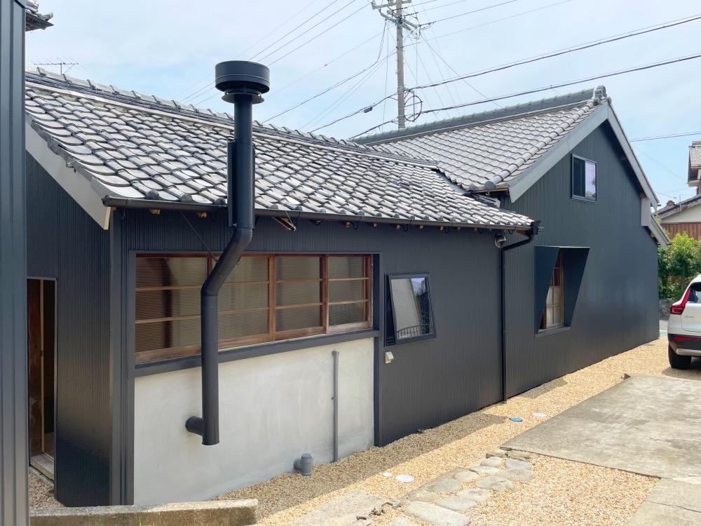 三重県鈴鹿市寺家3丁目の売買物件/建物横の駐車スペースから。