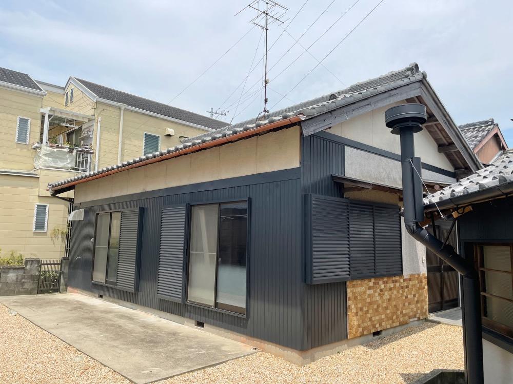 三重県鈴鹿市寺家3丁目の売買物件/奥の平家全景です。