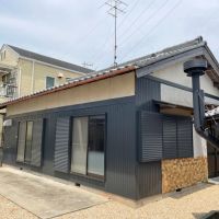 三重県鈴鹿市寺家3丁目の売買物件/奥の平家全景です。