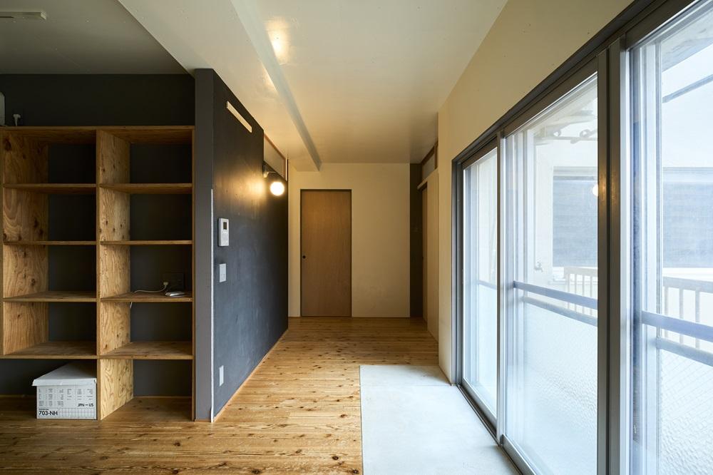 京都市中京区壬生朱雀町の売買物件/バルコニーに接した部分はモルタルに（photo by akari kuramoto）