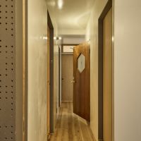 京都市中京区壬生朱雀町の売買物件/玄関から見る廊下。左手手前から和室→洋室→洋室の順。右手はバスルーム→トイレの順。（photo by akari kuramoto）