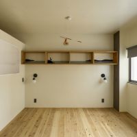 京都市中京区壬生朱雀町の売買物件/洋室②｜ベッド脇にブラケットライト、正面棚の内部にさり気なく絵が描いてある（photo by akari kuramoto）