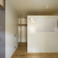 京都市中京区壬生朱雀町の売買物件/洋室②｜腰壁の向こうにウォークインクローゼット（photo by akari kuramoto）
