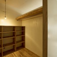 京都市中京区壬生朱雀町の売買物件/洋室②｜こちらが奥の収納スペース（photo by akari kuramoto）