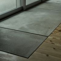 京都市中京区壬生朱雀町の売買物件/バルコニーへの出入り部分はモルタル（photo by akari kuramoto）