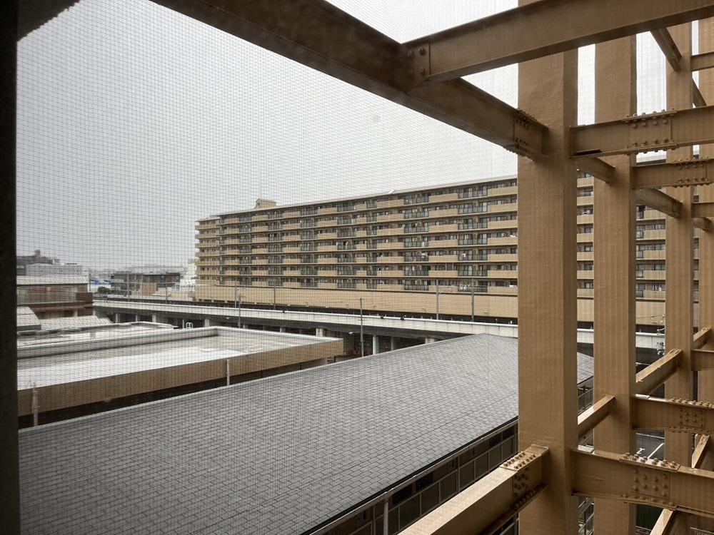 京都市中京区壬生朱雀町の売買物件/眺望は少しだけ障害物がありますが、十分抜けてます。この日はあいにくの雨。