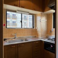 京都市下京区木屋町通四条下る斎藤町の賃貸物件/3階｜高瀬川を向いた明るいキッチン。冷蔵庫は60cm未満なら定位置に設置可能。