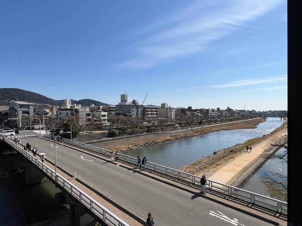 京都市下京区木屋町通四条下る斎藤町の賃貸物件/3階｜川向こうの川端通の車の通行音や行き交う人のザワザワは聞こえます。