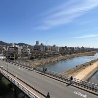 京都市下京区木屋町通四条下る斎藤町の賃貸物件/3階｜川向こうの川端通の車の通行音や行き交う人のザワザワは聞こえます。