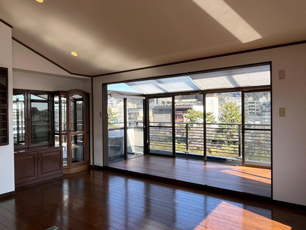 京都市下京区木屋町通四条下る斎藤町の賃貸物件/4階｜左手壁面には造り付けの家具