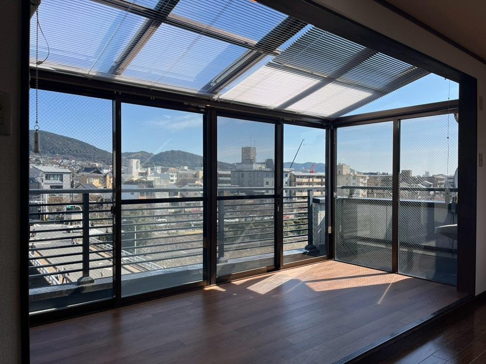 京都市下京区木屋町通四条下る斎藤町の賃貸物件/4階｜本来ルーフバルコニーだったところに増築してあります。上のブラインドは自動で角度調整が可能。