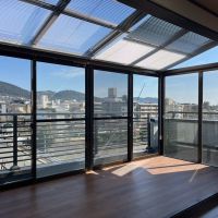 京都市下京区木屋町通四条下る斎藤町の賃貸物件/4階｜本来ルーフバルコニーだったところに増築してあります。上のブラインドは自動で角度調整が可能。