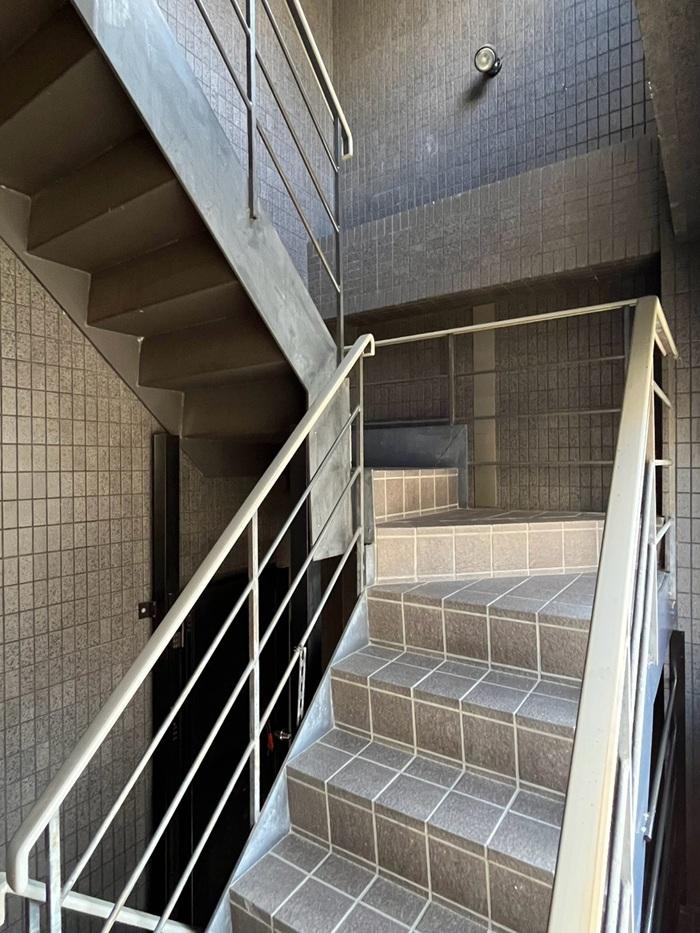 京都市下京区木屋町通四条下る斎藤町の賃貸物件/共用階段。1,2階は飲食店なので、3階にもう一回扉が出てきます