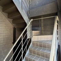 京都市下京区木屋町通四条下る斎藤町の賃貸物件/共用階段。1,2階は飲食店なので、3階にもう一回扉が出てきます