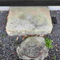 京都市右京区鳴滝宇田野谷の売買物件/縁側の靴脱ぎ石も、さりげなく古代の丸瓦や平瓦の文様を飾ります
