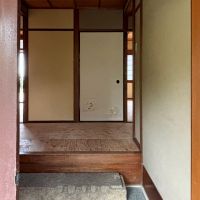 京都市右京区鳴滝宇田野谷の売買物件/玄関からは中廊下で各部屋とアクセス良好、重厚な靴脱ぎ石が風格を示します