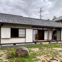 京都市右京区鳴滝宇田野谷の売買物件/お庭からみた外観は和風モダン、軒先を水平に通し、白い壁と大きな窓が印象的です