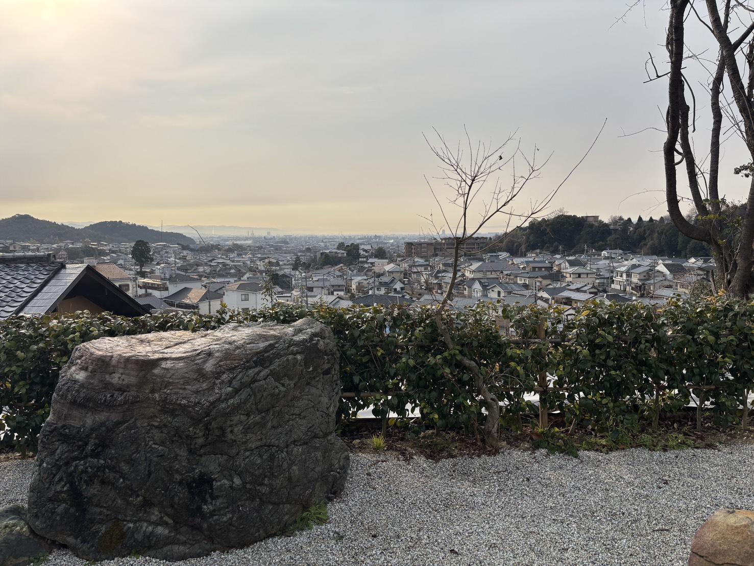 京都市右京区鳴滝宇田野谷の売買物件/季節ごとに移り行く借景に、趣ある庭石も映えます