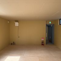 京都市中京区猪熊通四条上る錦猪熊町546の賃貸物件/入口（西方向）｜無地でシンプルで状態です。電気、水道の工事は借主様にて。